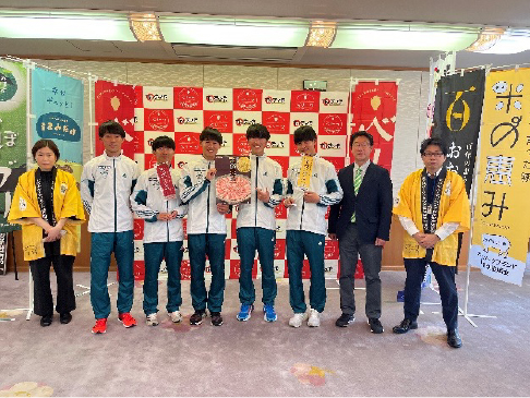 青山学院大学陸上競技部へ｢米の恵み｣豚を贈呈！